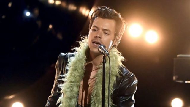Harry Styles performs live again at the Grammy Awards!